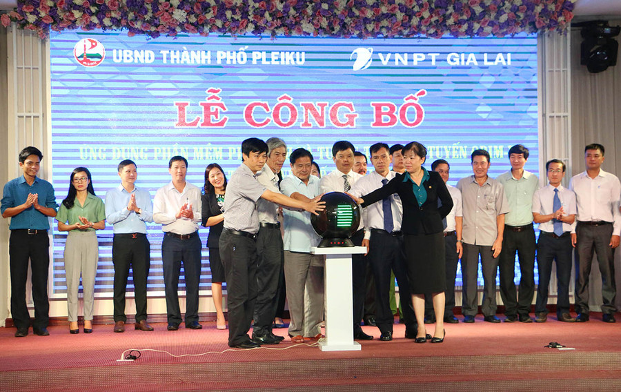  Nhấn nút công bố ứng dụng phần mềm quản lý phản ánh và tương tác trực tuyến. Ảnh: Q.T