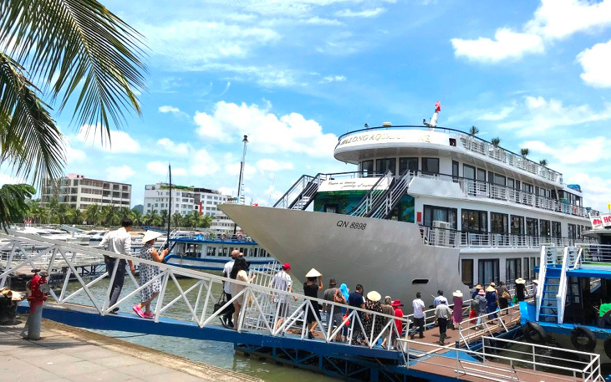 Khách nội địa lựa chọn dịch vụ tàu nghỉ đêm trên vịnh Hạ Long ngày càng tăng.