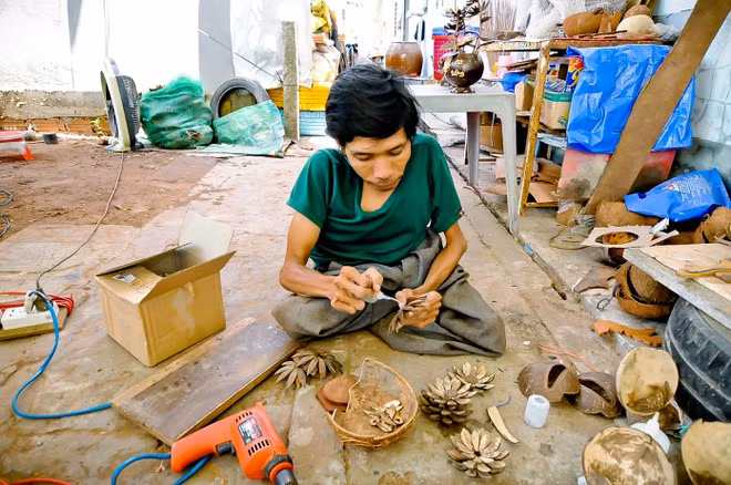 Anh Nghĩa tỉ mỉ sáng tạo những sản phẩm thủ công mỹ nghệ đẹp mắt từ gáo dừa ẢNH: DUY TÂN