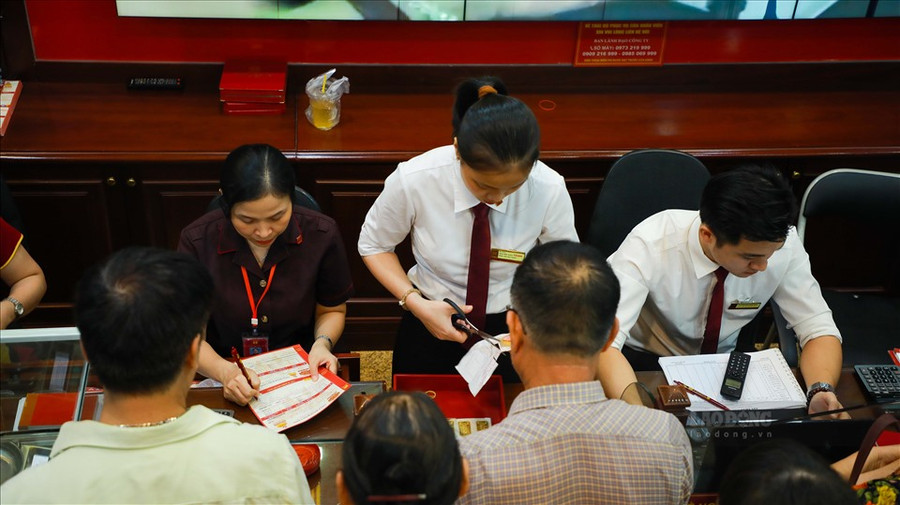  Giá vàng tăng nhanh khiến giao dịch tại các cửa hàng trở nên tấp nập. Ảnh: Phan Anh