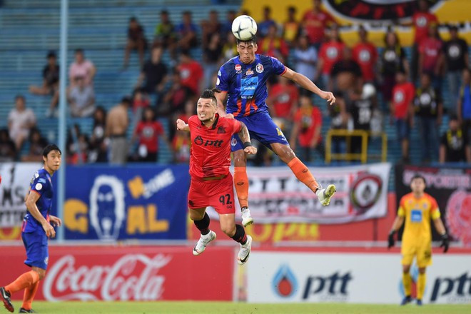 Giải Thai League có khả năng đấu dồn dập để kết thúc trong năm nay gây ảnh hưởng đến tuyển Thái Lan. Ảnh: BANGKOK POST