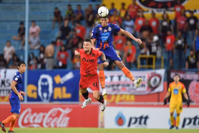 Giải Thai League có khả năng đấu dồn dập để kết thúc trong năm nay gây ảnh hưởng đến tuyển Thái Lan. Ảnh: BANGKOK POST