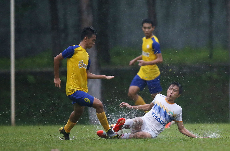 Cầu thủ HAGL (áo trắng) trong trận thắng Khánh Hòa với tỷ số 3-1. Ảnh: Minh Trần Cầu thủ HAGL (áo trắng) trong trận thắng Khánh Hòa tỷ số 3-1. Ảnh: Minh Trần