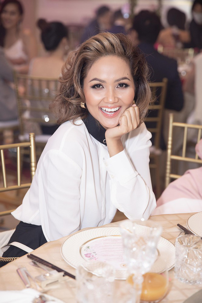 Hoa hậu H'Hen Niê rạng rỡ đến dự đám cưới của Thúy Vân. Chia sẻ về chuyện tình cảm hiện tại, người đẹp cho biết cô và bạn trai còn trẻ và cả hai đang phấn đấu trong công việc, nên chưa tính đến hôn lễ.