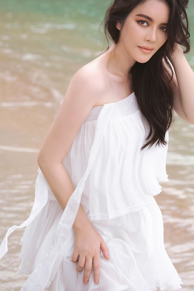 Lý Nhã Kỳ mặc váy xếp tầng đẹp như công chúa, khó tin tuổi U40.