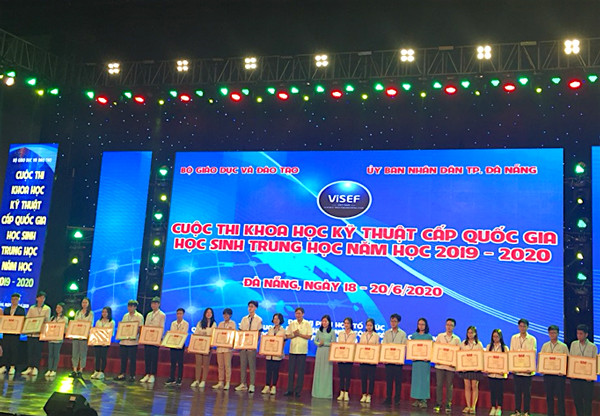 Hai em Lê Nhật Minh và Võ Trọng Nhân (thứ 7, 8 từ phải sang) nhận giải nhì tại cuộc thi khoa học kỹ thuật cấp quốc gia. Ảnh: Hà Ngọc Dư