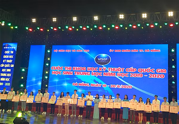 Hai em Lê Nhật Minh và Võ Trọng Nhân (thứ 7, 8 từ phải sang) nhận giải nhì tại cuộc thi khoa học kỹ thuật cấp quốc gia. Ảnh: Hà Ngọc Dư