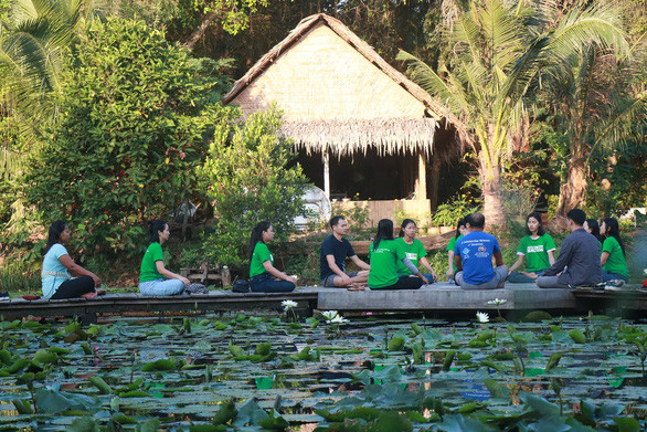 Tập yoga ở khu du lịch Xẻo Quýt - Ảnh: LÝ QUỐC ĐẲNG