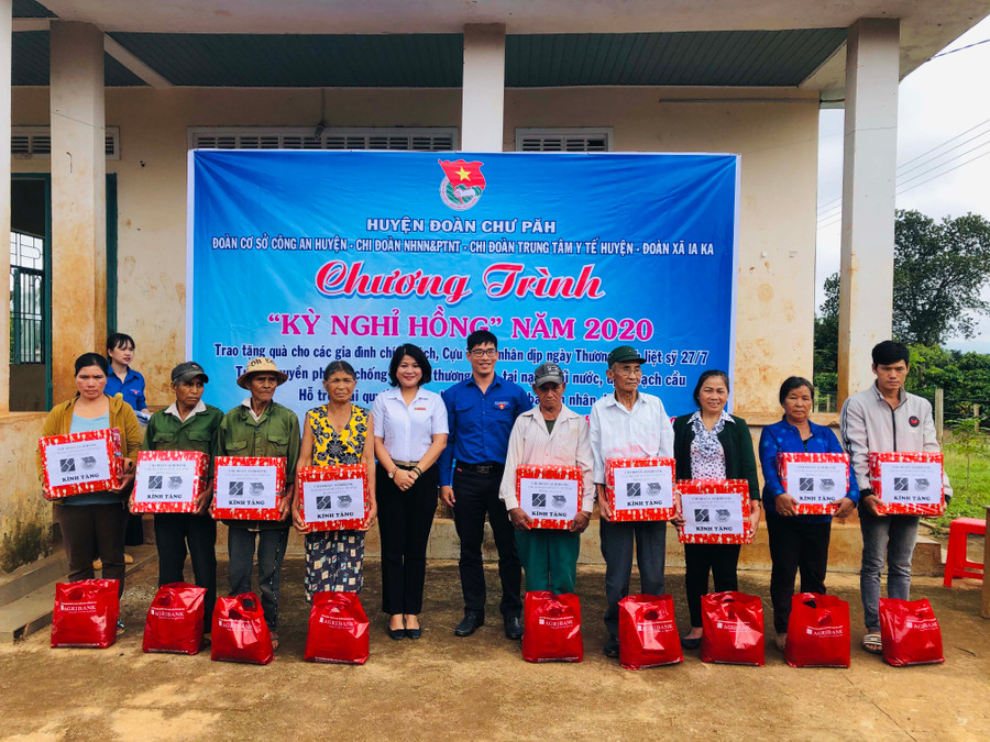 Ban tổ chức tặng quà cho hộ gia đình chính sách, cựu thanh niên xung phong. Ảnh: Phan Lài 