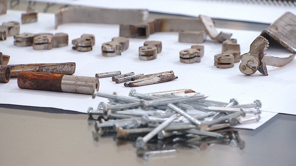 Cơ quan công an thu giữ rất nhiều chi tiết của súng đang được các nghi phạm làm dở cùng thiết bị máy móc chế tạo súng - Ảnh: CA cung cấp