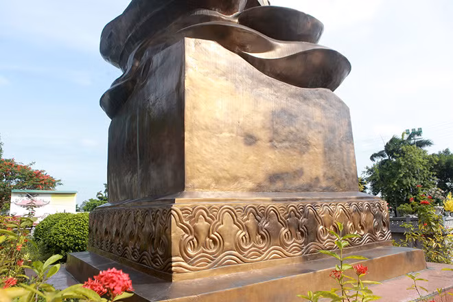 Trải qua nhiều năm, tượng vẫn giữ được màu đồng nguyên chất. Trải qua nhiều năm, tượng vẫn giữ được màu đồng nguyên chất.