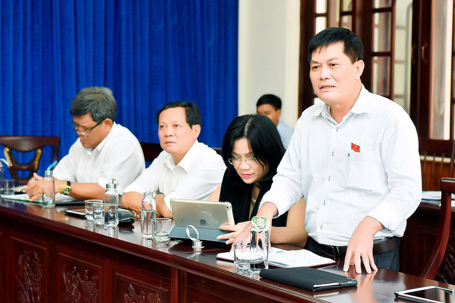 Đại biểu Nguyễn Hữu Thọ-Bí thư Huyện ủy Đak Đoa quan tâm đến vấn đề ô nhiễm môi trường. Ảnh: Đức Thụy