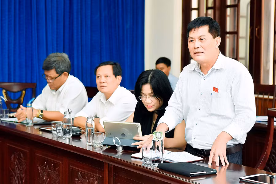 Đại biểu Nguyễn Hữu Thọ-Bí thư Huyện ủy Đak Đoa quan tâm đến vấn đề ô nhiễm môi trường. Ảnh: Đức Thụy