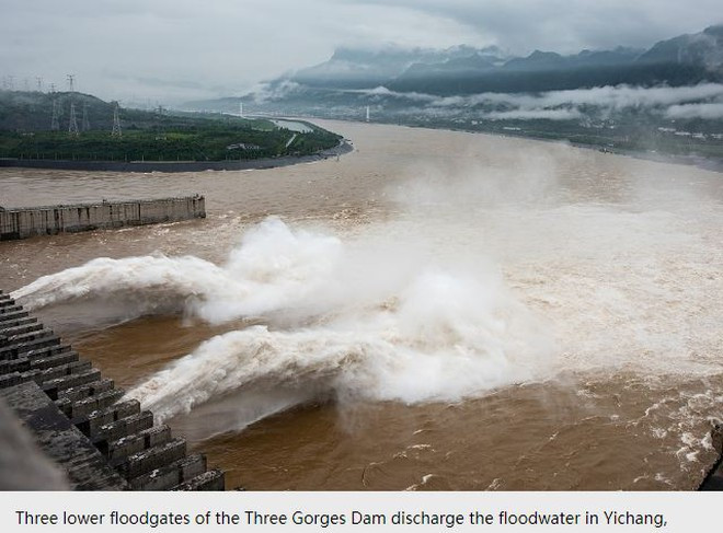 Đập Tam Hiệp xả lũ ngày 17.7 - Ảnh chụp màn hình CGTN Đập Tam Hiệp xả lũ ngày 17.7 - Ảnh chụp màn hình CGTN