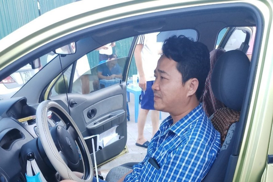  Ông Trần Trọng Lâm khi bị cảnh sát bắt quả tang. Ảnh cơ quan công an.