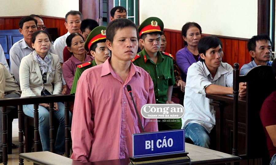 Trần Ngọc Hoàng tại tòa.  Trần Ngọc Hoàng tại tòa.
