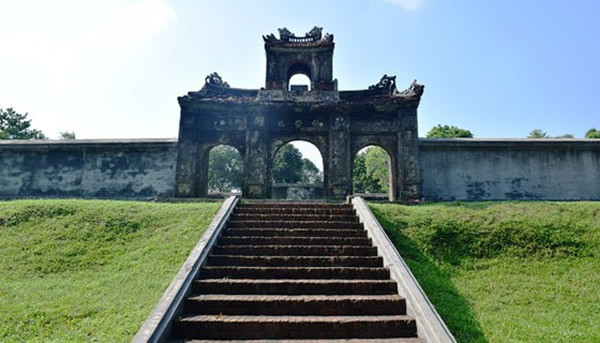 Cổng tam quan ở di tích Điện Voi Ré.  Cổng tam quan ở di tích Điện Voi Ré.