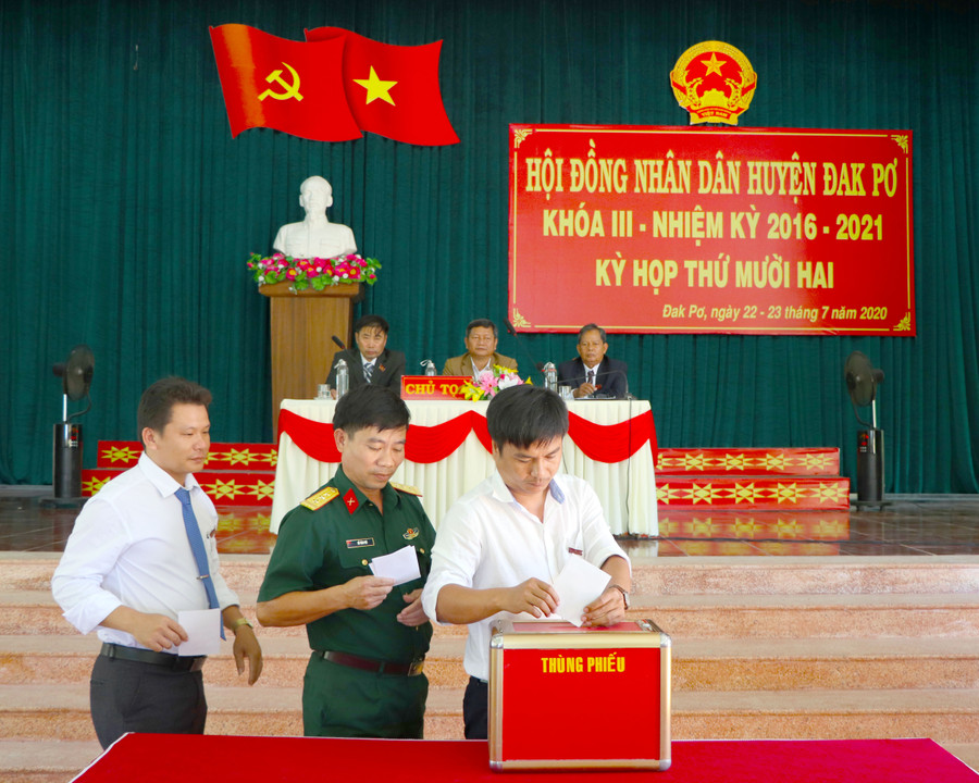 Các đại biểu bỏ phiếu bầu bổ sung thành viên UBND huyện. Ảnh: Nguyễn Hiền