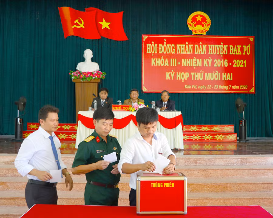 Các đại biểu bỏ phiếu bầu bổ sung thành viên UBND huyện. Ảnh: Nguyễn Hiền