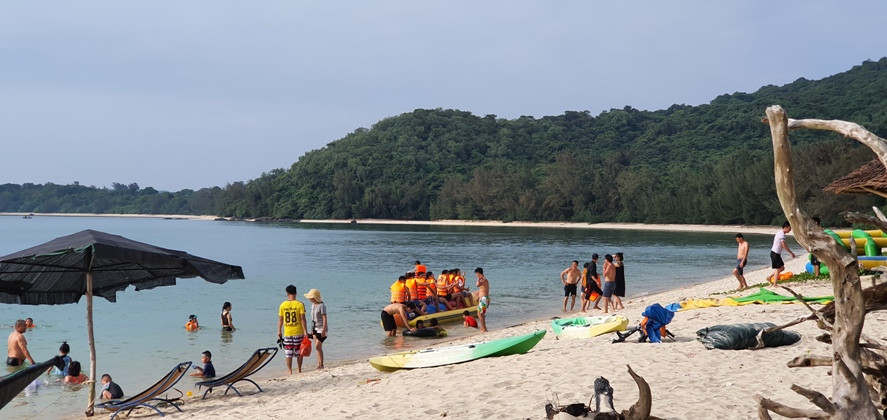 Du khách đến với các điểm du lịch trên đảo Cô Tô tăng mạnh dịp cuối tuần.