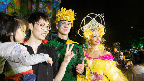 Khán giả giao lưu với các diễn viên Tata Show