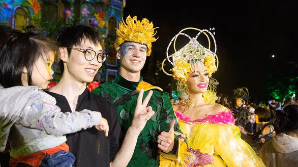 Khán giả giao lưu với các diễn viên Tata Show