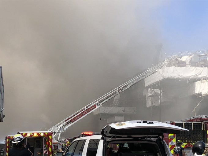 Khói dày cuồn cuộn bốc lên từ phần lớn tàu chiến Mỹ. Ảnh: CNN