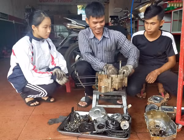 Nhờ sự chỉ dạy tận tình của anh Trang (giữa), nhiều học trò đã nhanh chóng tiến bộ. Ảnh: Nguyên Hương 