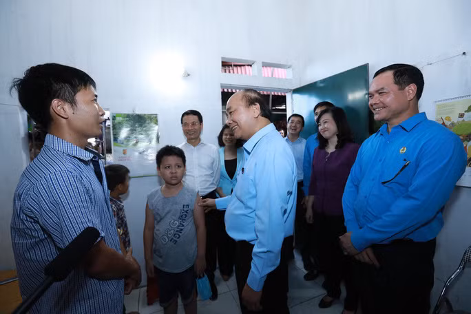 Thủ tướng Nguyễn Xuân Phúc, Chủ tịch Tổng LĐLĐ Việt Nam Nguyễn Đình Khang và lãnh đạo tỉnh Bắc Ninh đến khu nhà trọ thăm hỏi công nhân lao động có hoàn cảnh khó khăn tại thị xã Từ Sơn.