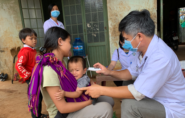 Ngành Y tế tổ chức khám sàng lọc và điều trị dự phòng cho người dân làng Bông Hiot (xã Hải Yang, huyện Đak Đoa) trong chiều 4-7