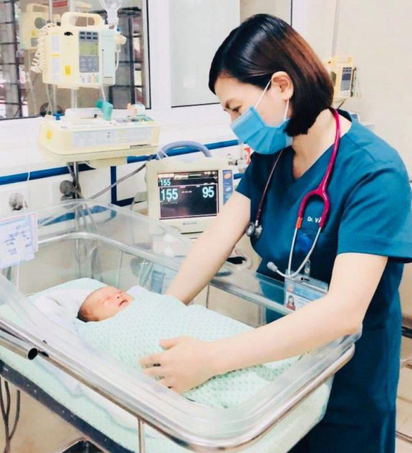 Bé An những ngày trong vòng tay chăm sóc của các y bác sĩ Bệnh viện Xanh Pôn - Ảnh do bệnh viện cung cấp