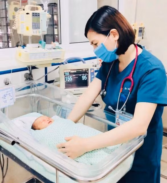 Bé An những ngày trong vòng tay chăm sóc của các y bác sĩ Bệnh viện Xanh Pôn - Ảnh do bệnh viện cung cấp