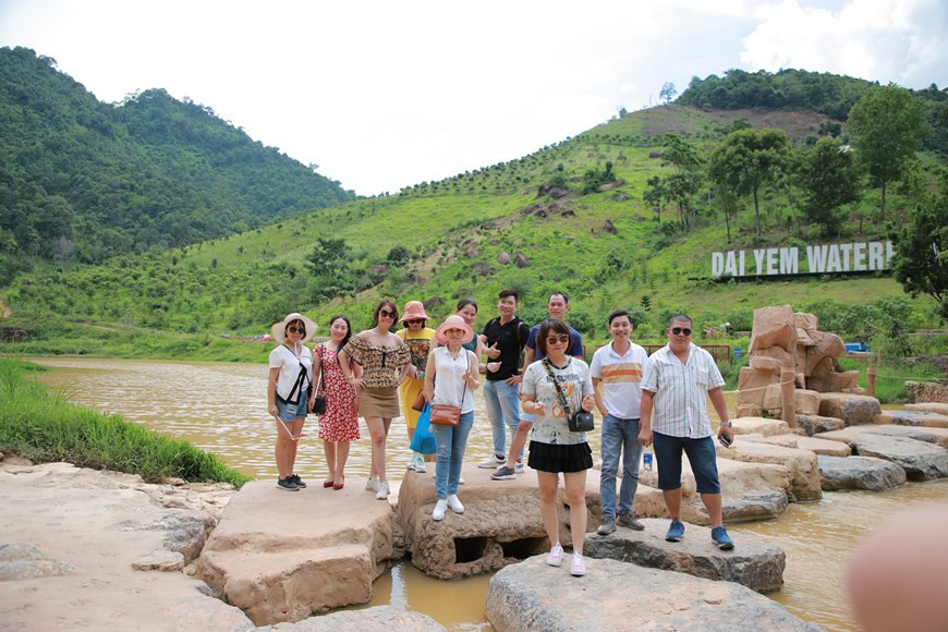 Khi hầu hết các quốc gia phải đóng cửa với du lịch để phòng chống dịch bệnh, người Việt Nam quay trở lại khám phá các điểm đến trong nước. Ảnh: Nam Nguyễn/Vietnam+ Khi hầu hết các quốc gia phải đóng cửa với du lịch để phòng chống dịch bệnh, người Việt Nam quay trở lại khám phá các điểm đến trong nước. (Ảnh: Nam Nguyễn/Vietnam+)