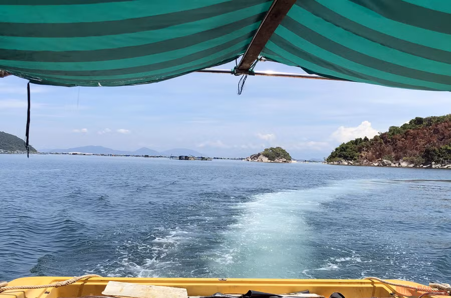 Vũng Rô được cả nước biết đến là địa chỉ đỏ trong cuộc kháng chiến chống Mỹ, cứu nước; là bến đỗ của những chuyến tàu Không số chở vũ khí tiếp tế cho miền Nam.