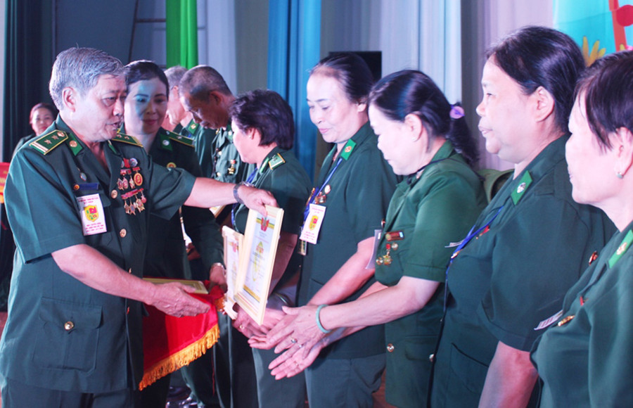 Ông Trương Minh Hải-Chủ tịch Hội Cựu TNXP TP. Pleiku trao giấy khen cho các đội thi. Ảnh: Phan Lài Ông Trương Minh Hải-Chủ tịch Hội Cựu TNXP TP. Pleiku trao giấy khen cho các đội thi. Ảnh: Phan Lài