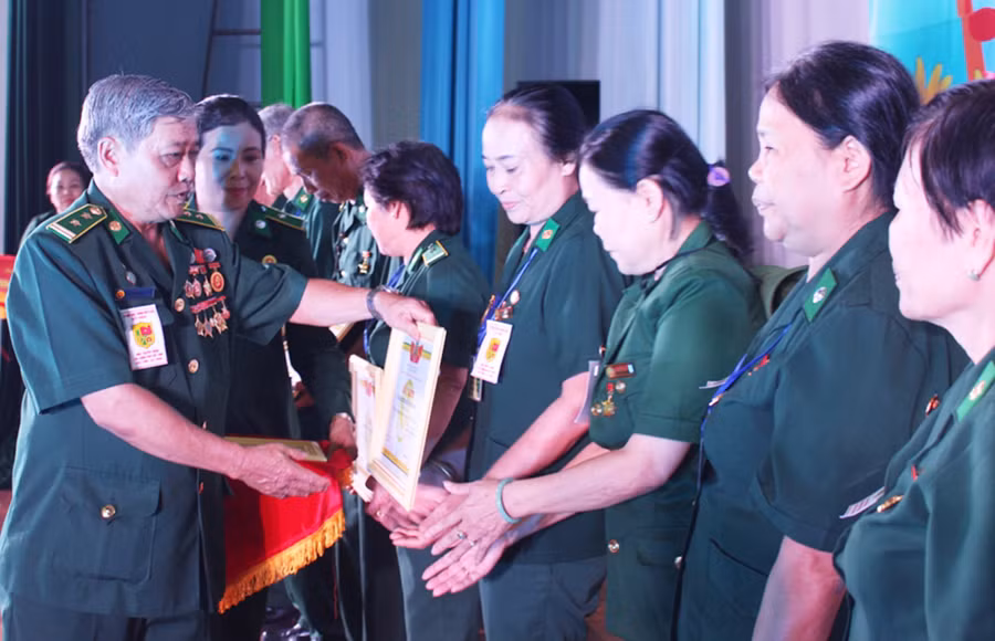 Ông Trương Minh Hải-Chủ tịch Hội Cựu TNXP TP. Pleiku trao giấy khen cho các đội thi. Ảnh: Phan Lài Ông Trương Minh Hải-Chủ tịch Hội Cựu TNXP TP. Pleiku trao giấy khen cho các đội thi. Ảnh: Phan Lài