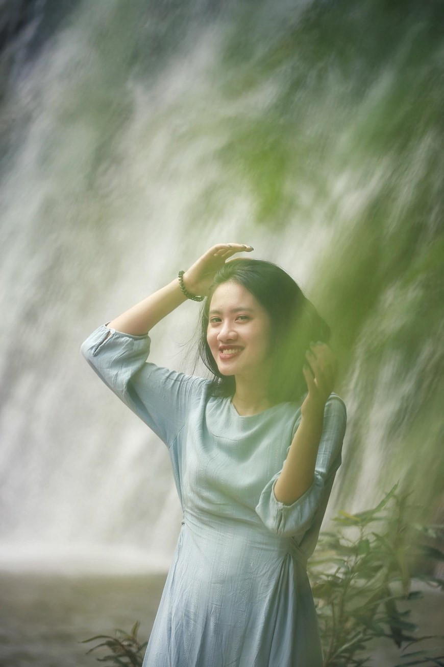 Du khách dưới dòng thác tung bọt trắng xóa. Ảnh: Nam Nguyễn/Vietnam+ Du khách dưới dòng thác tung bọt trắng xóa. (Ảnh: Nam Nguyễn/Vietnam+)