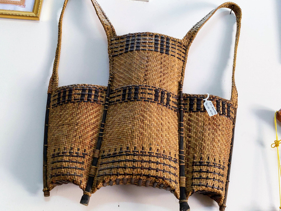 Chiếc gùi ba ngăn của đàn ông vùng núi Ngọc Linh. Ảnh: T.N Chiếc gùi ba ngăn của đàn ông vùng núi Ngọc Linh. Ảnh: T.N