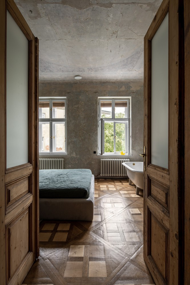 Bồn tắm đặt ngay tại phòng ngủ. Bồn tắm đặt ngay tại phòng ngủ.