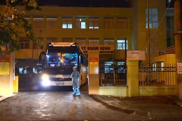  Phun hóa chất tiêu độc khử trùng khu vực cổng bệnh viện Đà Nẵng. (Ảnh: Quốc Dũng/TTXVN)