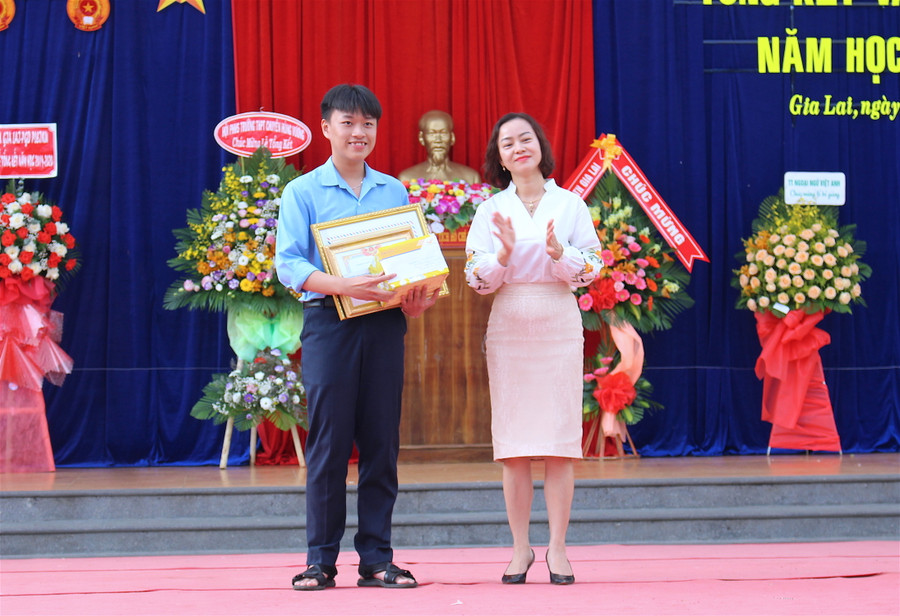 Bà Nguyễn Thị Thúy Vân-Phó Giám đốc Bưu điện tỉnh Gia Lai tặng phần quà động viên tinh thần cho em Văn Nhật Nguyên. Ảnh: Hồng Thi