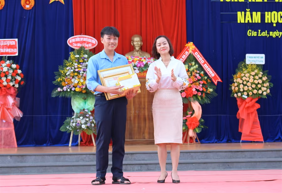 Bà Nguyễn Thị Thúy Vân-Phó Giám đốc Bưu điện tỉnh Gia Lai tặng phần quà động viên tinh thần cho em Văn Nhật Nguyên. Ảnh: Hồng Thi