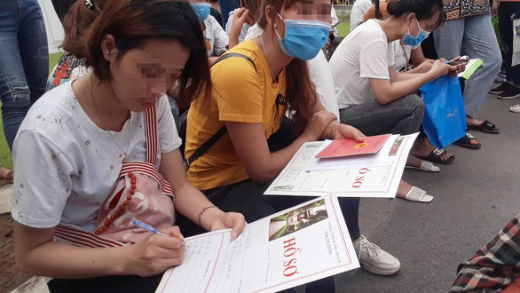 Làm đơn xin tuyển dụng ở Khu công nghiệp Bắc Thăng Long - Ảnh: TÂM LÊ