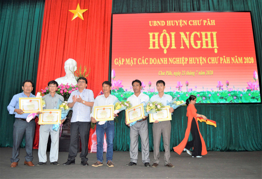 Ông Nay Kiên- Chủ tịch UBND huyện tặng giấy khen cho các doanh nghiệp vì đã chấp hành tốt nghĩa vụ thuế năm 2019. Ảnh: Đinh Yến