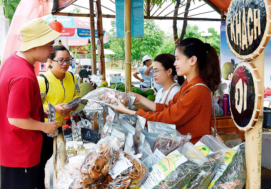Các sản phẩm do người dân dược liệu được trưng bày tại các gian hàng trong Ngày hội du lịch Kbang 2019 Ảnh Đức Thụy