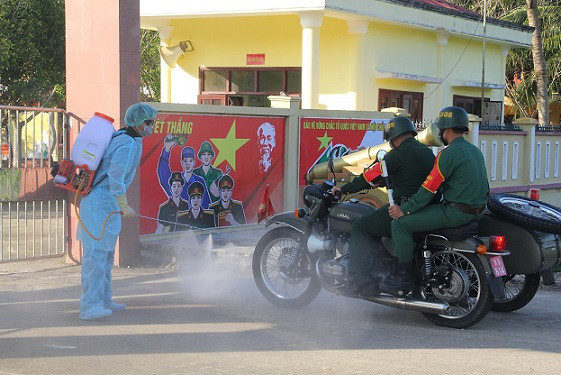  Lực lượng chức năng đang phun thuốc khử trùng