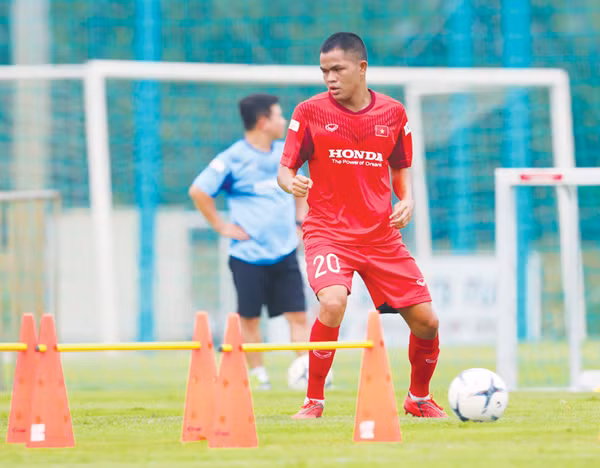 Hậu vệ Dụng Quang Nho trong một buổi tập luyện của đội dự tuyển U22 Việt Nam. Ảnh: Quang Vinh
