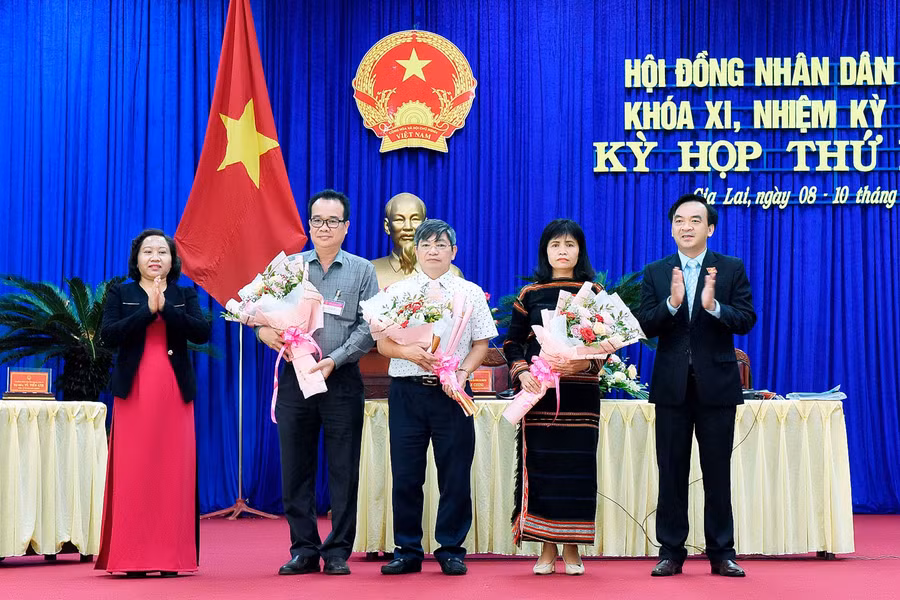 Kỳ họp đã tiến hành bầu bổ sung chức danh Ủy viên UBND tỉnh khóa XI, nhiệm kỳ 2016-2021. Ảnh Đức Thụy 