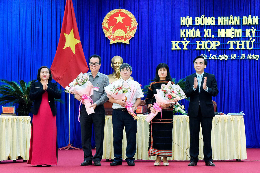 Kỳ họp đã tiến hành bầu bổ sung chức danh Ủy viên UBND tỉnh khóa XI, nhiệm kỳ 2016-2021. Ảnh Đức Thụy 