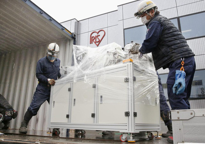  Công nhân làm việc tại nhà máy khẩu trang của Iris Ohyama ở Kakuda. Ảnh: Reuters